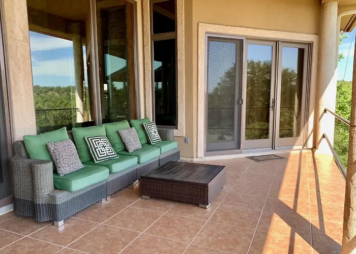 Scenic Hill Country Retreat - Rhino Ranch